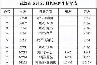 死缠烂打？一曼联球迷冲进场地被抓，仍向卡塞米罗要球衣